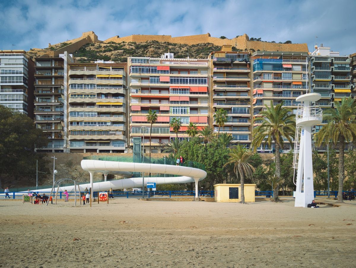 Strand og Santa Barbara-slottet i Alicante