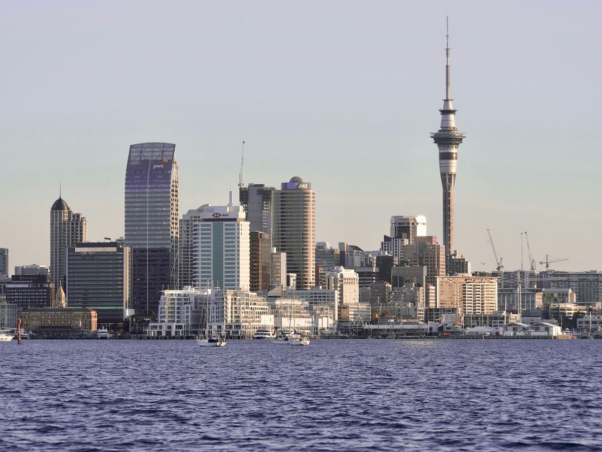 Aucklands skyline med Sky Tower over havna