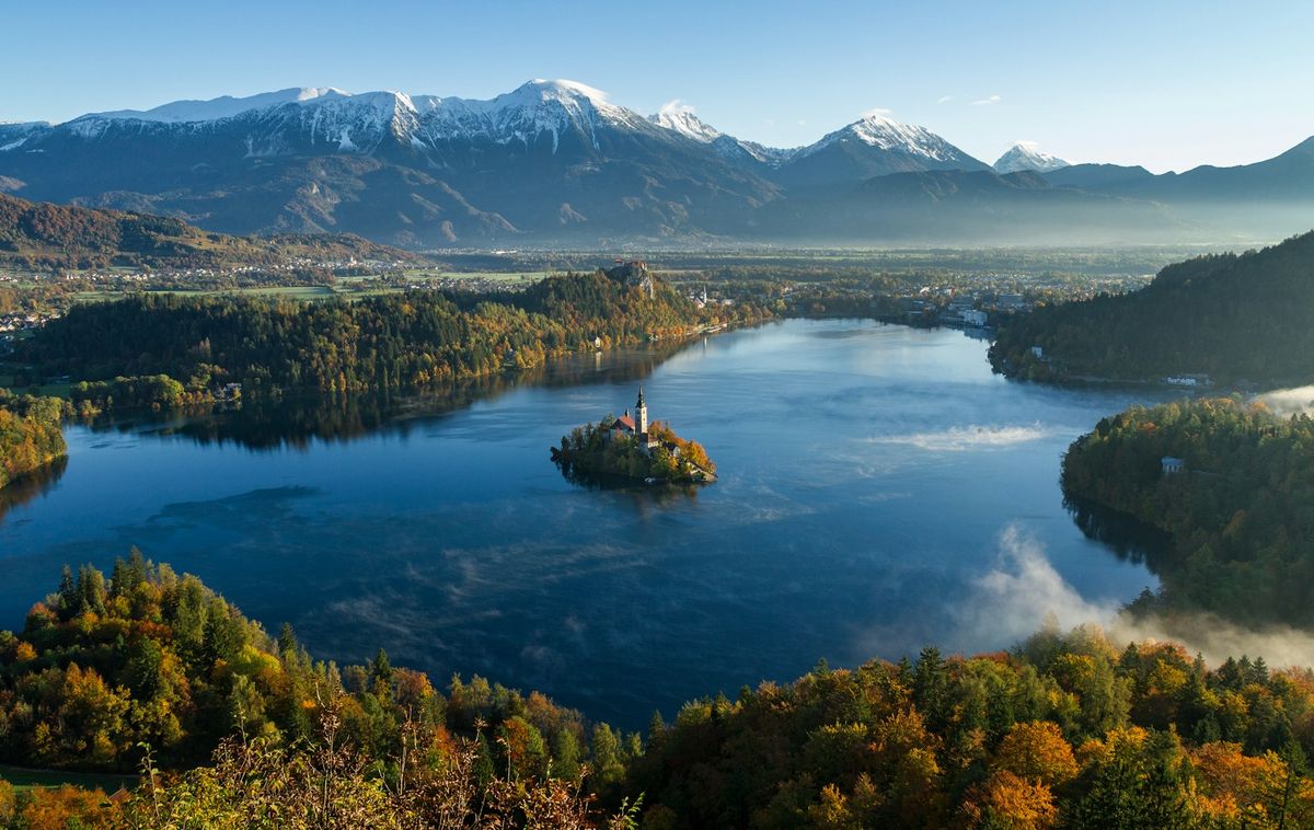 Bled-innsjøen med øykirken og fjell i bakgrunnen