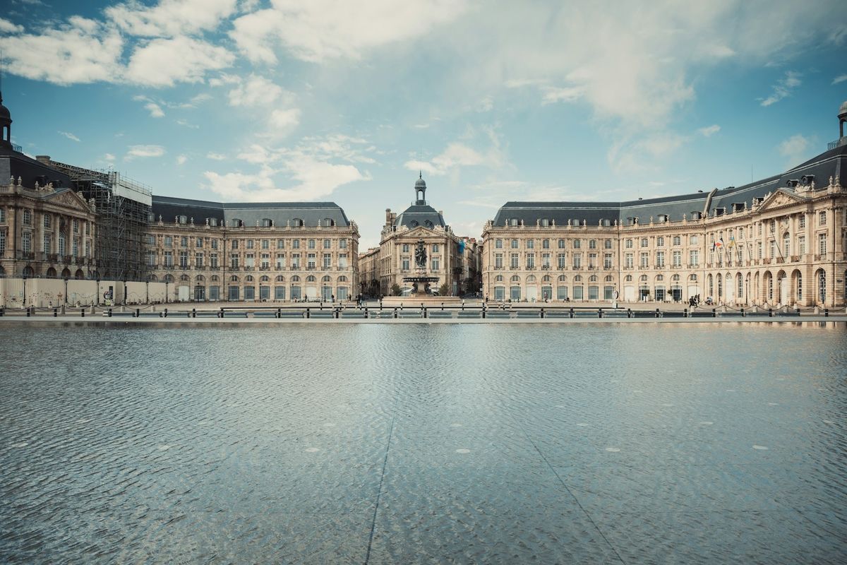 Place de la Bourse og vannspeilet i Bordeaux
