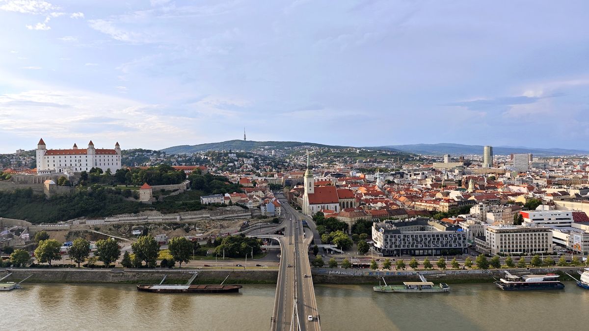 Bratislava med bro over Donau