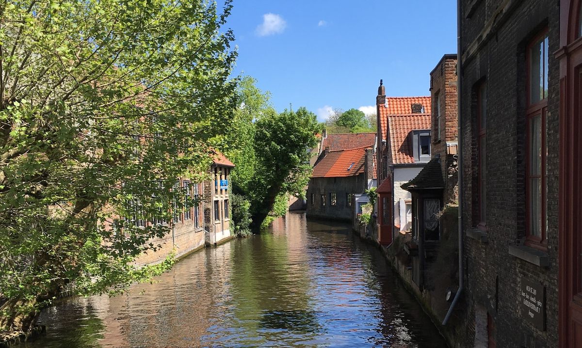 Kanal med historiske bygninger i Brugge