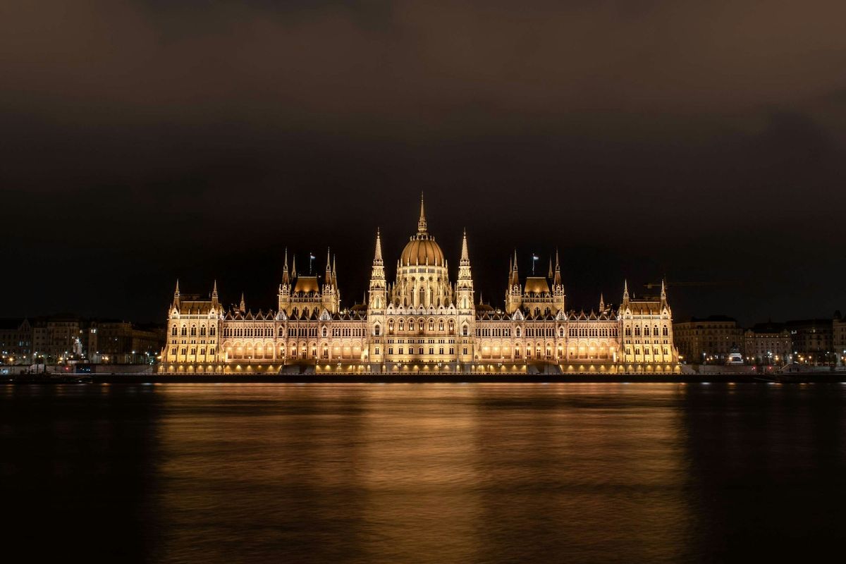 Parlamentet i Budapest ved Donau om natten