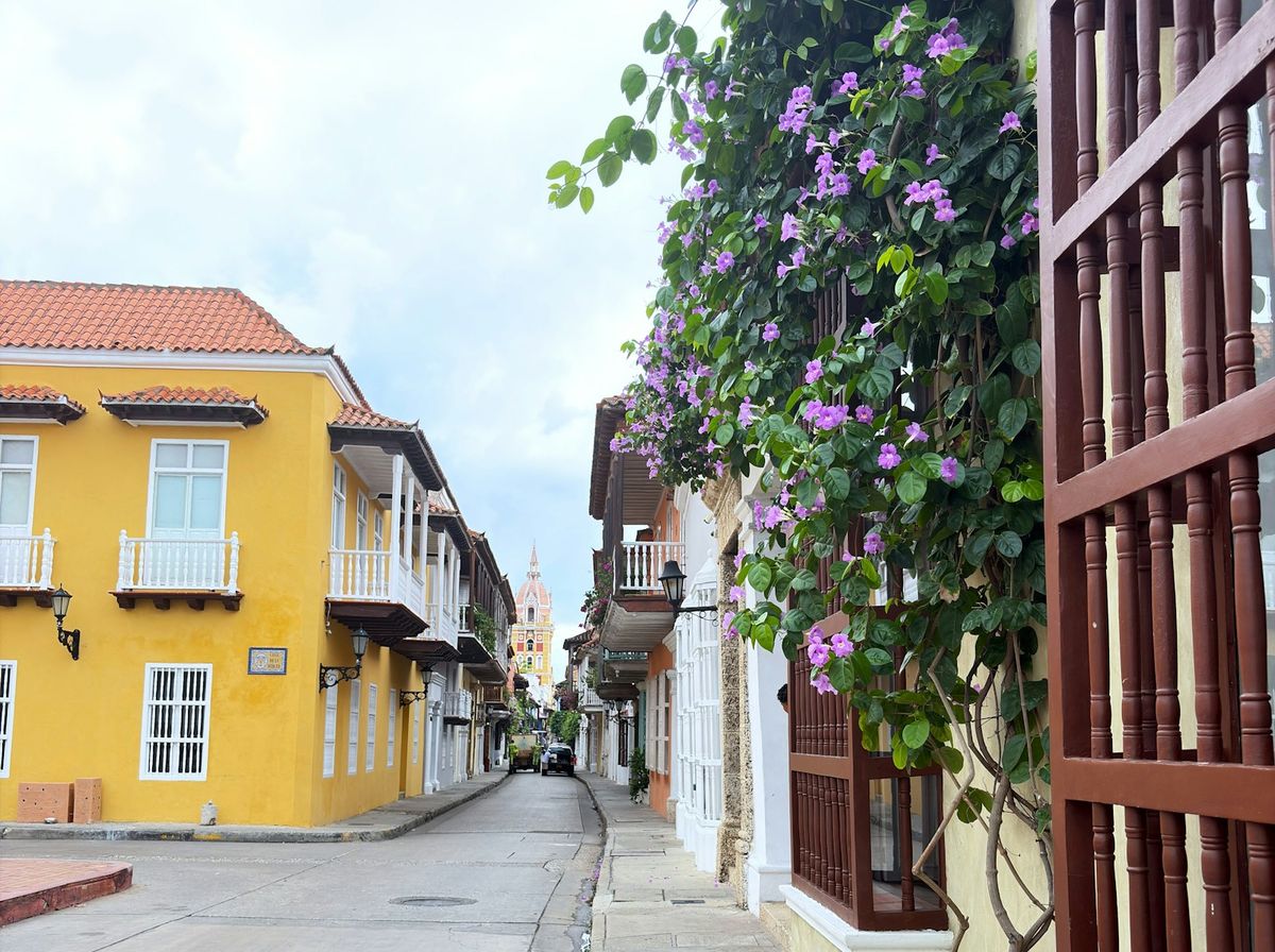 Fargerik kolonigate i Cartagena gamleby
