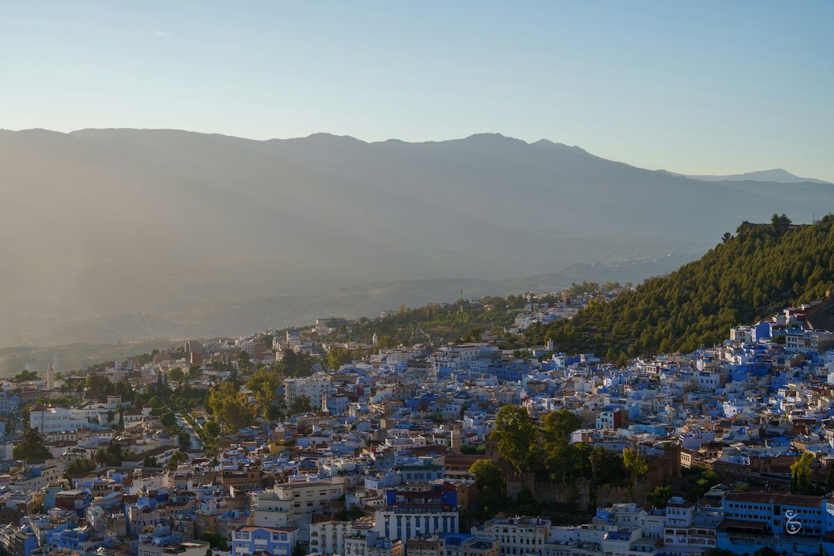 De blå husene i fjellbyen Chefchaouen i Marokko