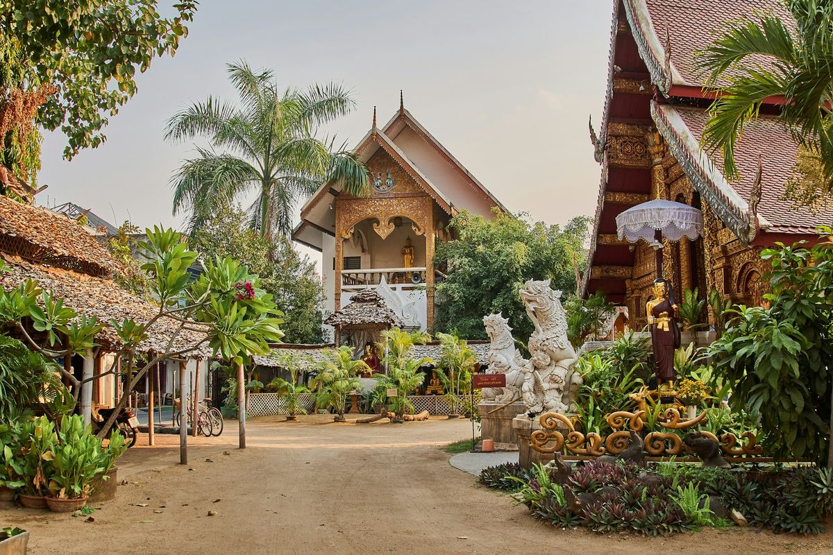 Tempel i Chiang Mai omgitt av frodig natur