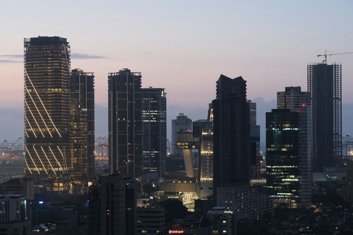 Colombo skyline i skumring i Sri Lanka