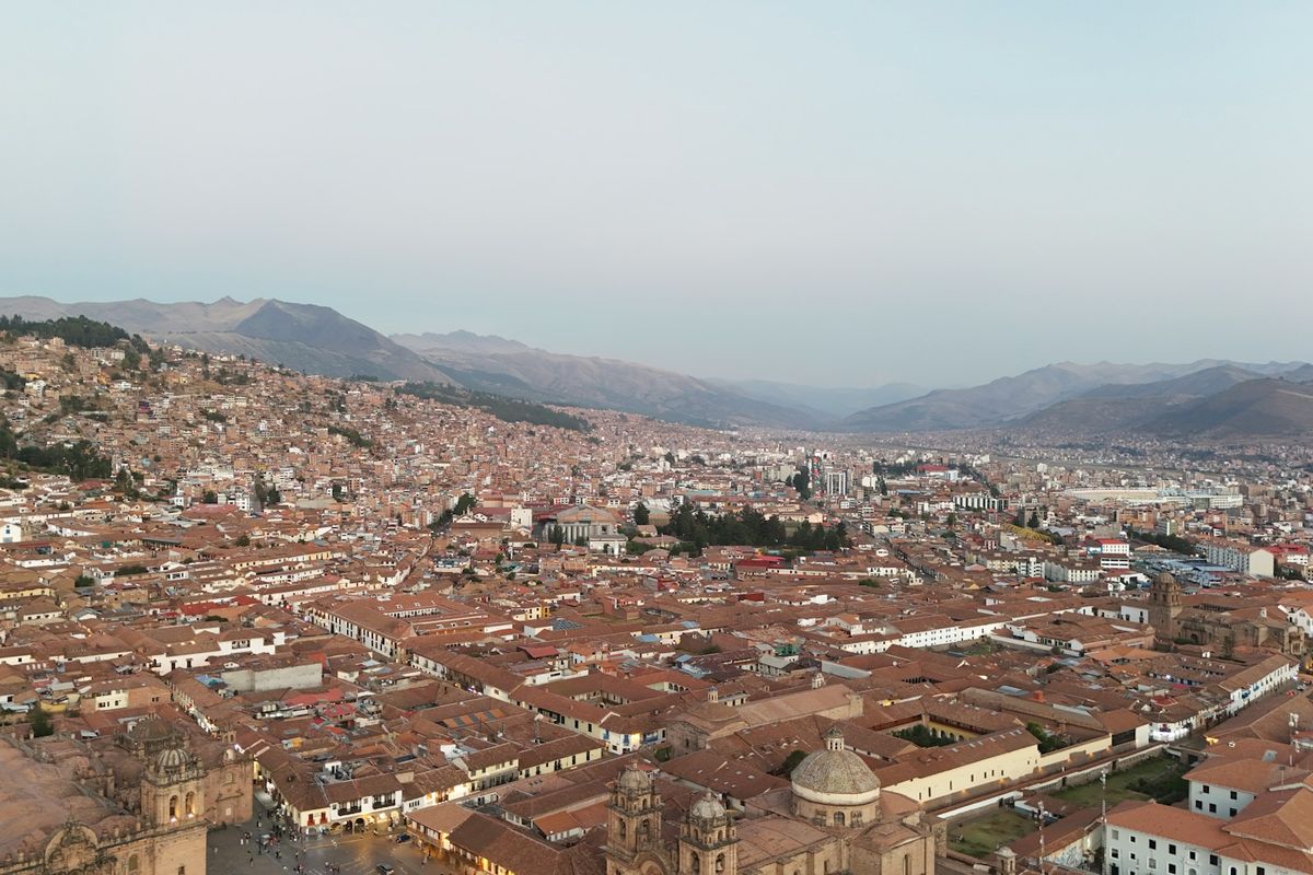 Cusco med fjellene rundt i Peru