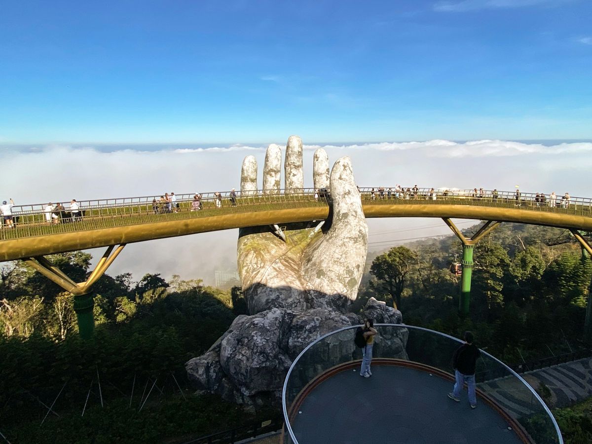 Den gylne broen holdt av gigantiske steinhender i Da Nang