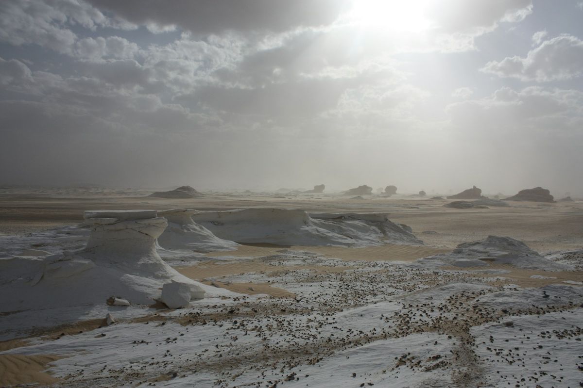 Det hvite ørkenlandskapet i Egypt med kalkformasjoner