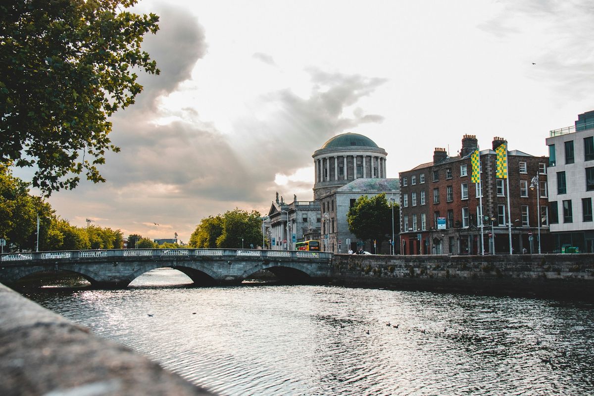 Four Courts og bro over Liffey-elven i Dublin