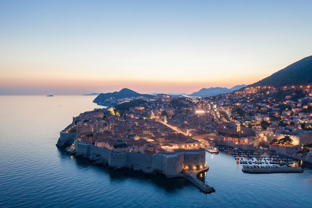 Dubrovnik gamleby med bymur og Adriaterhavet