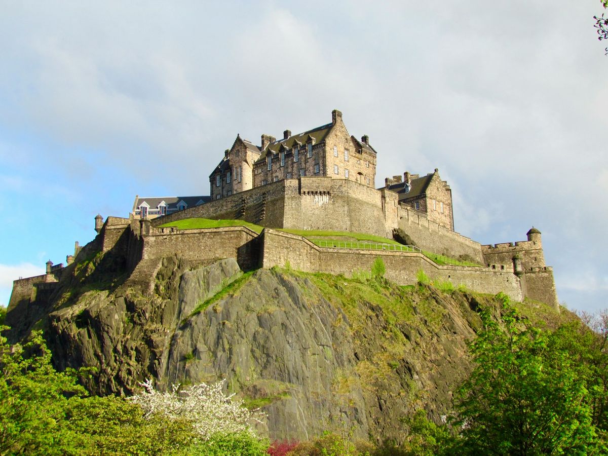 Edinburgh Castle på klippen