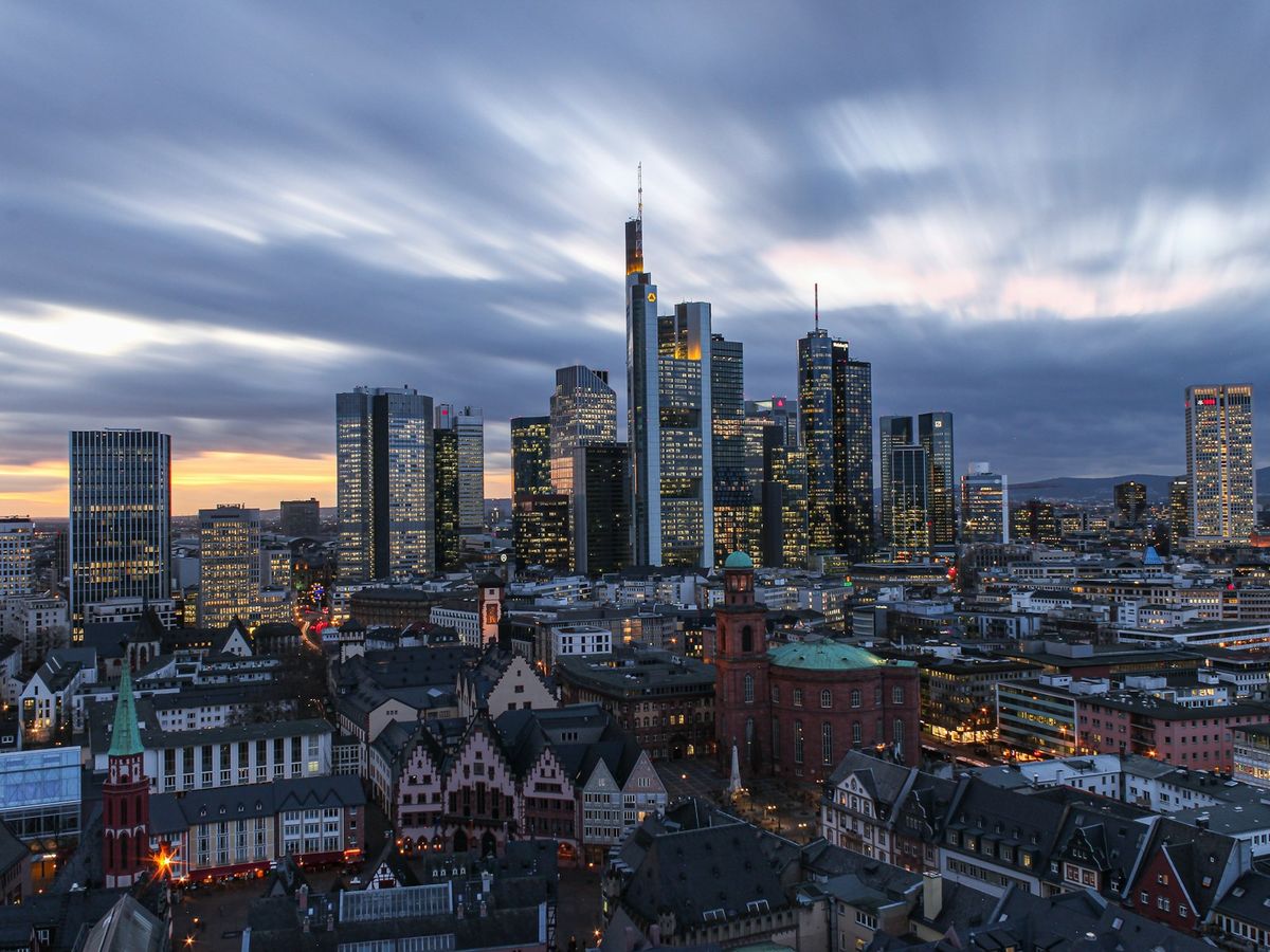 Frankfurts skyline med skyskrapere ved Main