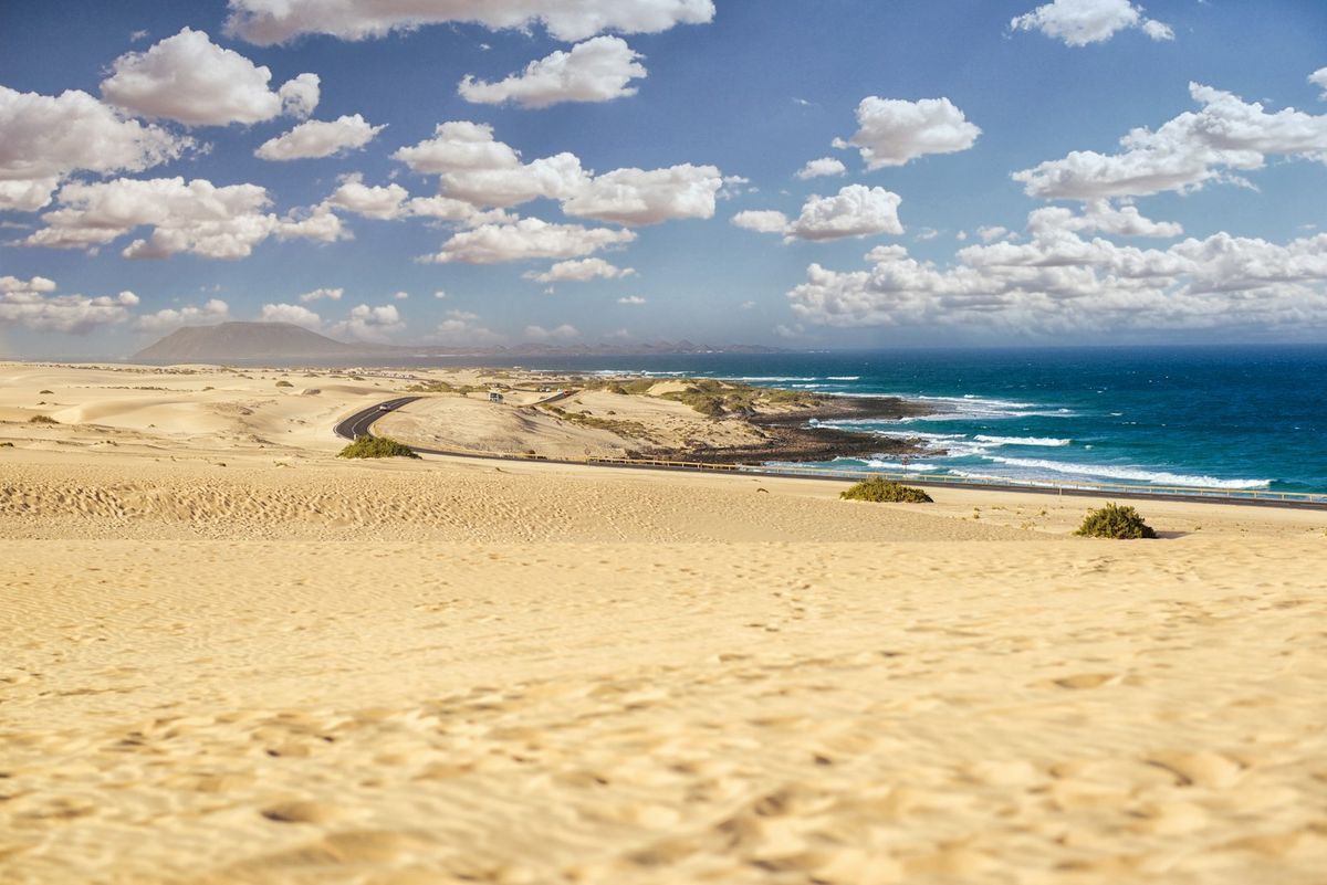 Strand med blatt hav pa Fuerteventura