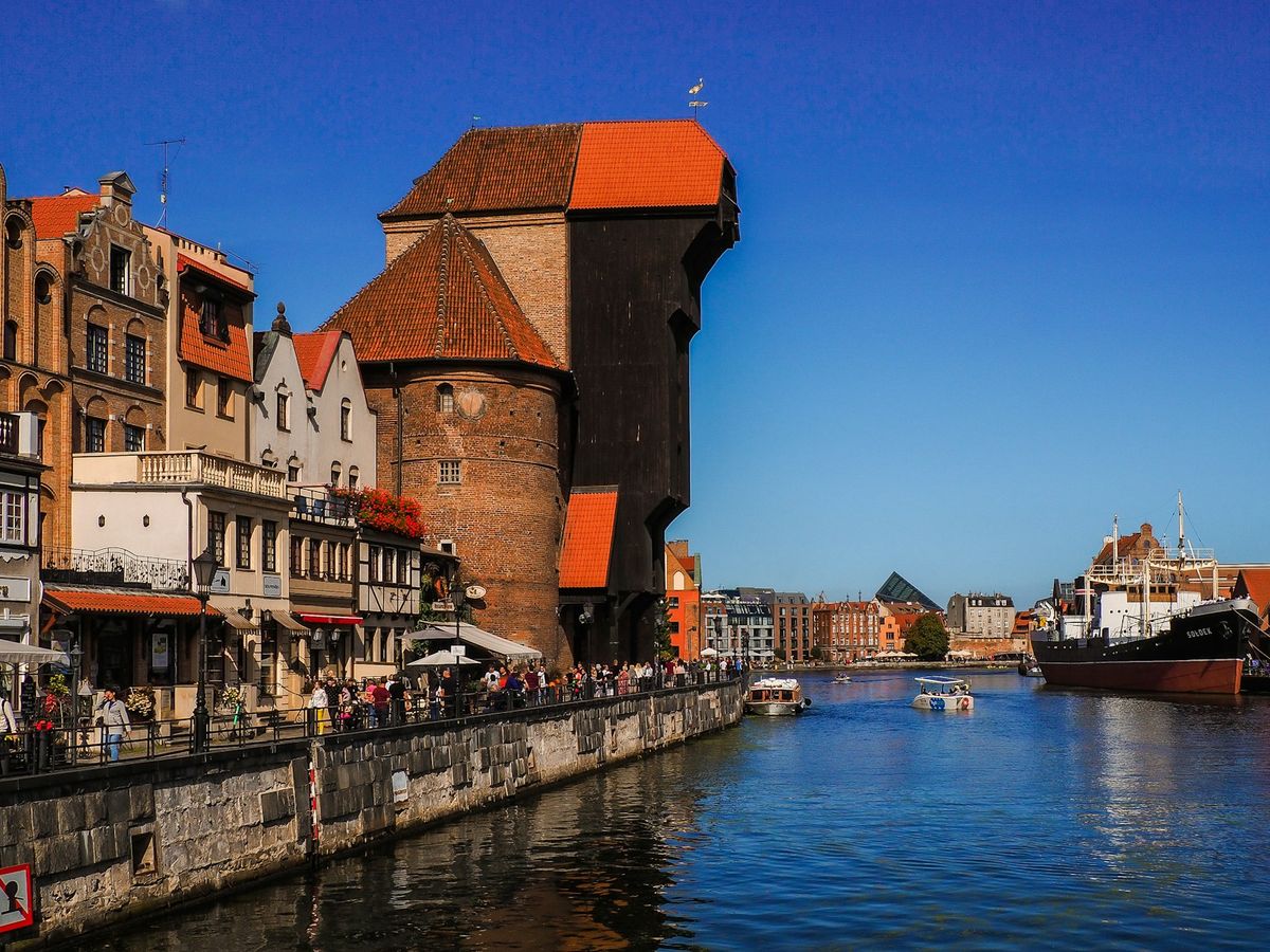 Fargerike fasader langs Motlawa-elven i Gdansk