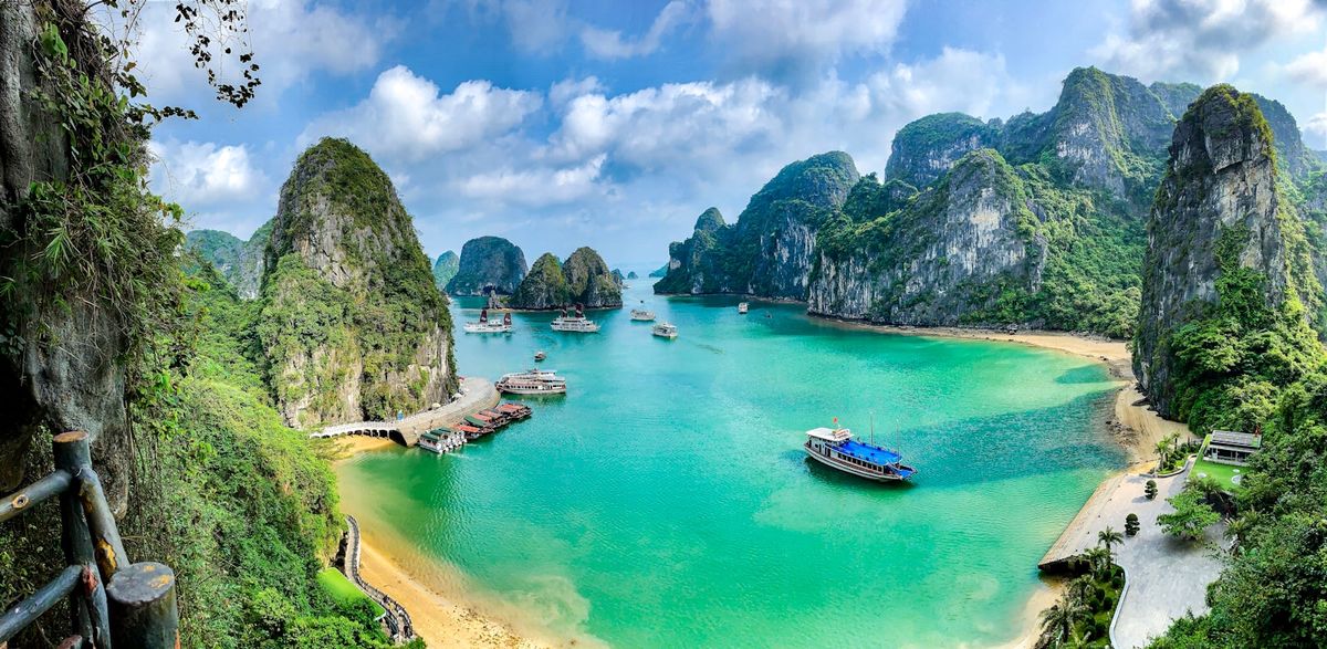 Kalksteinsøyler og båter i Ha Long Bay