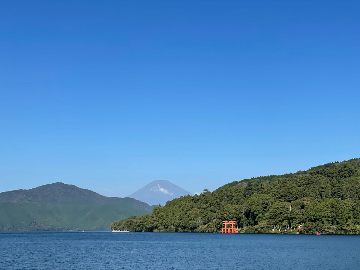Torii og innsjø i Hakone med fjell