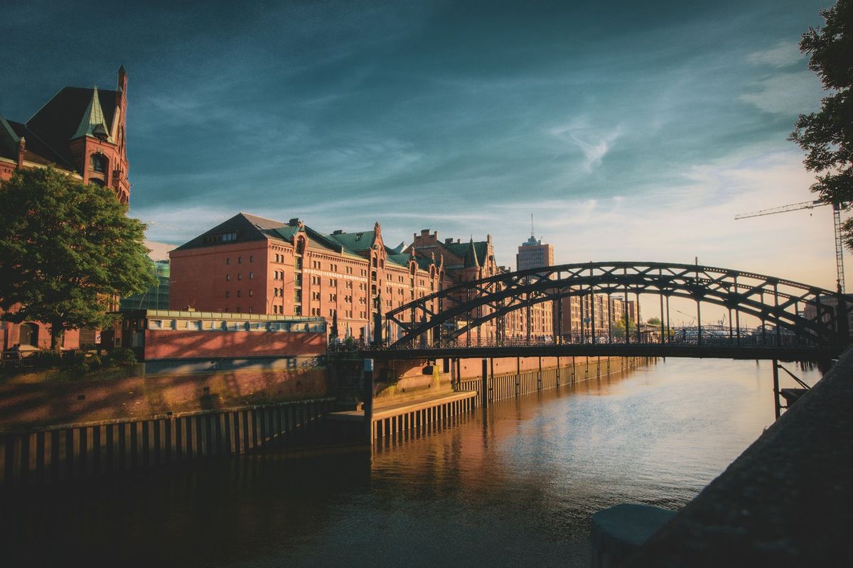 Speicherstadt i Hamburg med teglbygg og bro