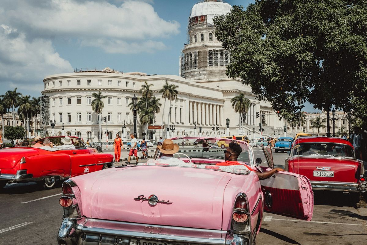 Klassiske amerikanske biler paa gaten i Havana paa Cuba