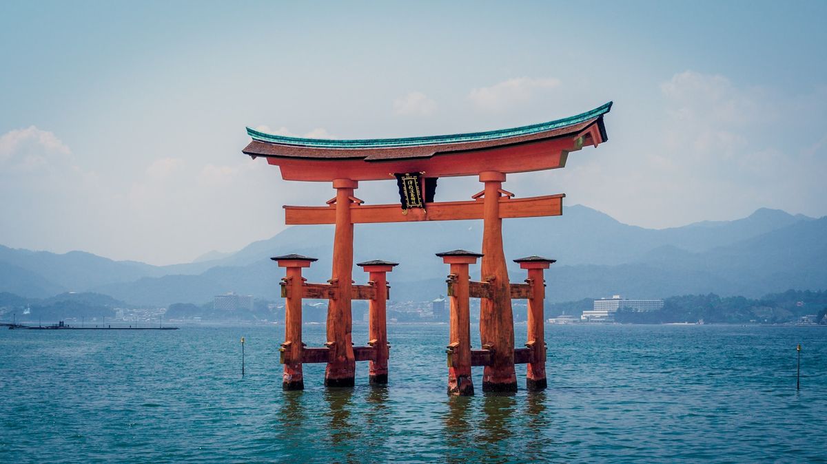 Det røde torii-porten ved Miyajima nær Hiroshima