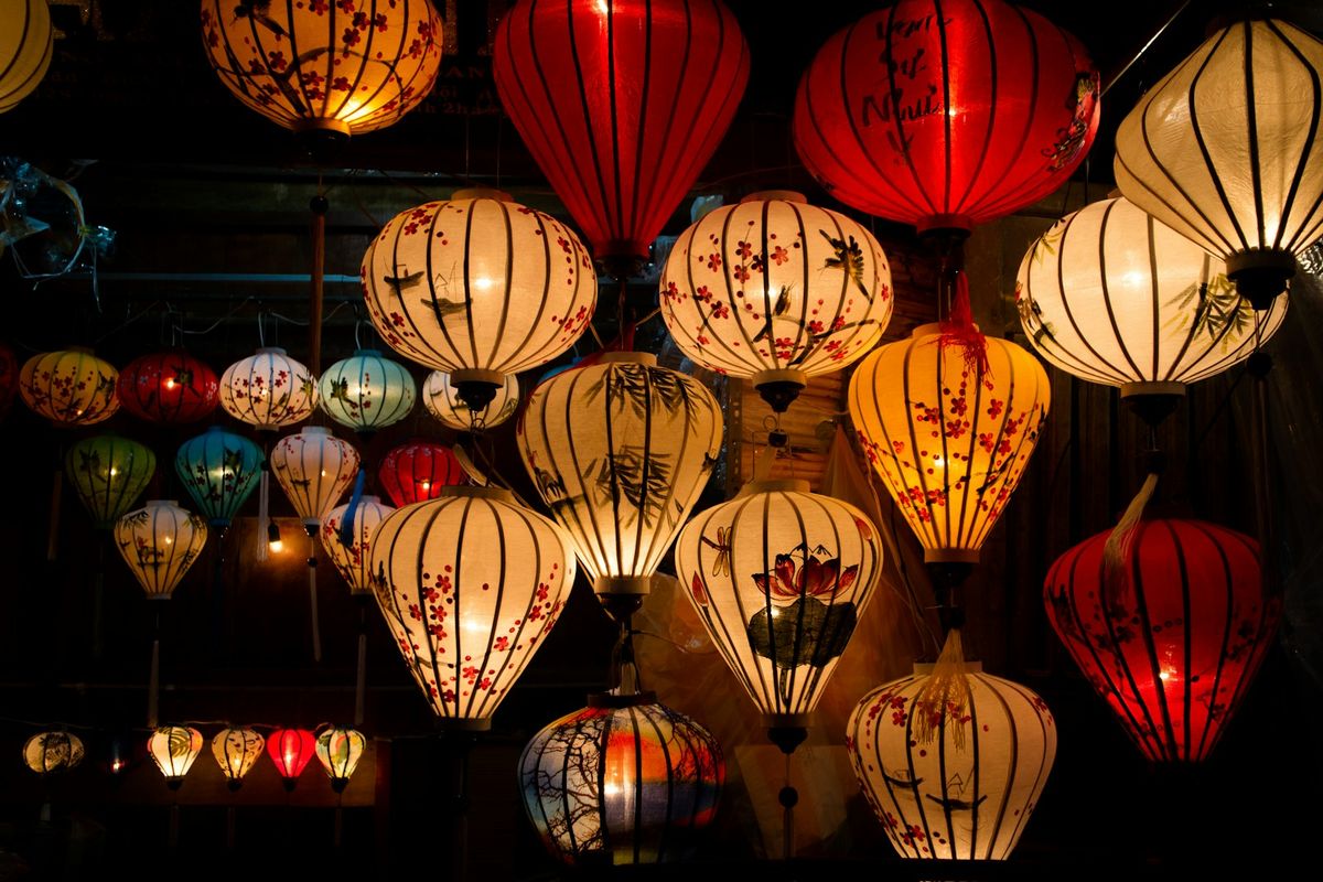 Fargerike lanterner om natten i Hoi An