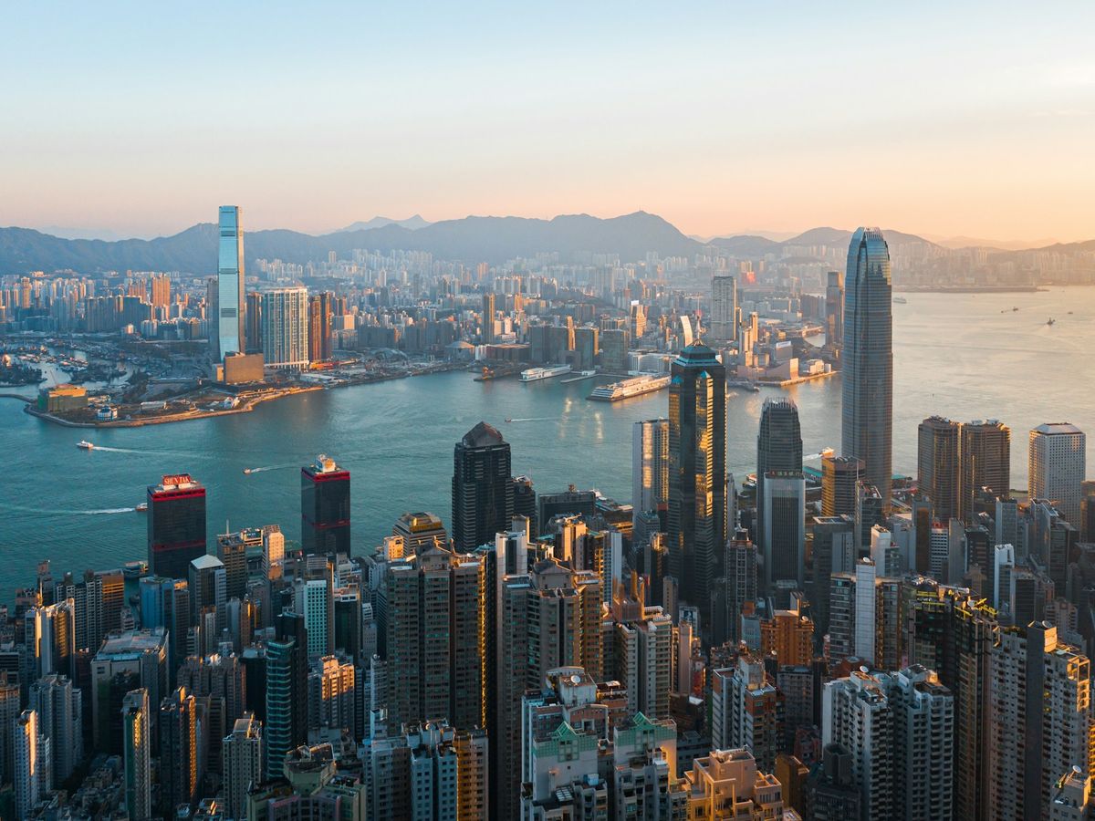 Hong Kong skyline over Victoria Harbour om kvelden