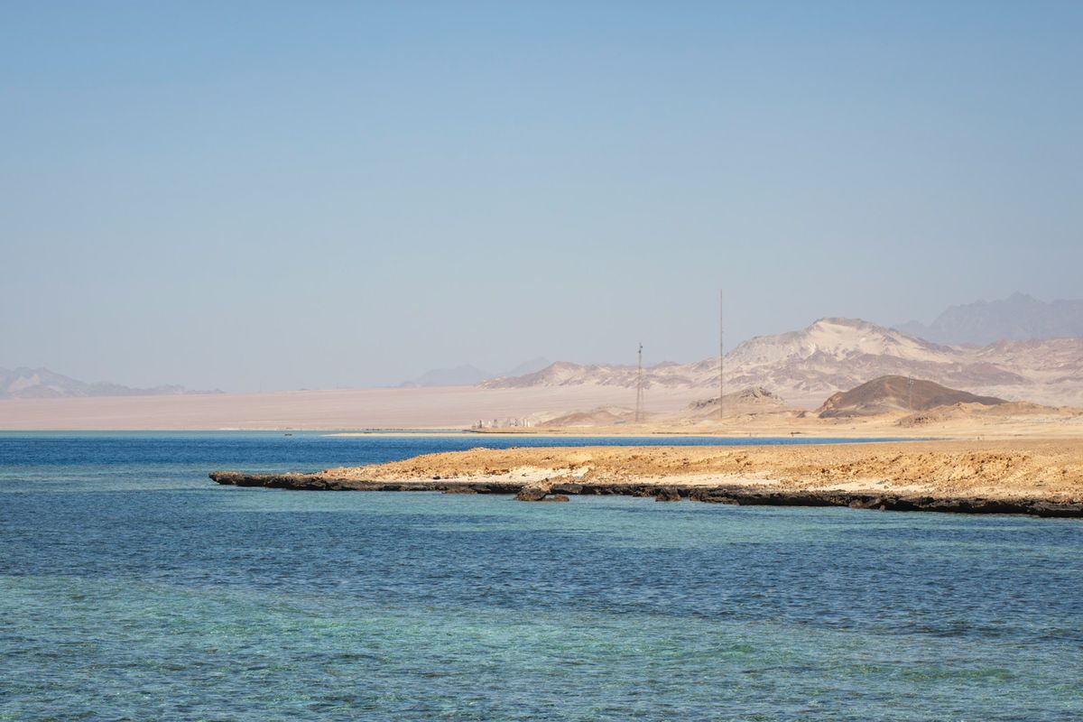 Turkis Rødehav og sandstrand ved Hurghada