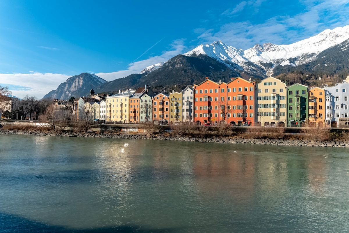 Innsbruck med elven Inn og alpene i bakgrunnen