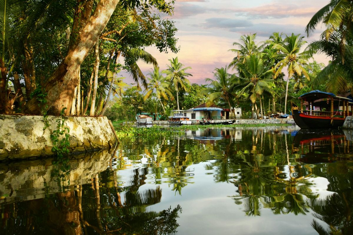 Husbåt i backwaters i Kerala