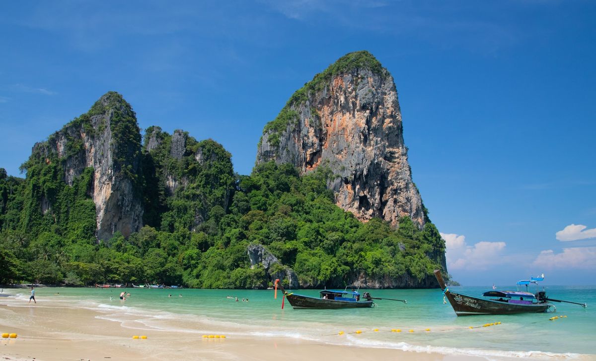 Railay-stranden i Krabi med kalksteinsklipper