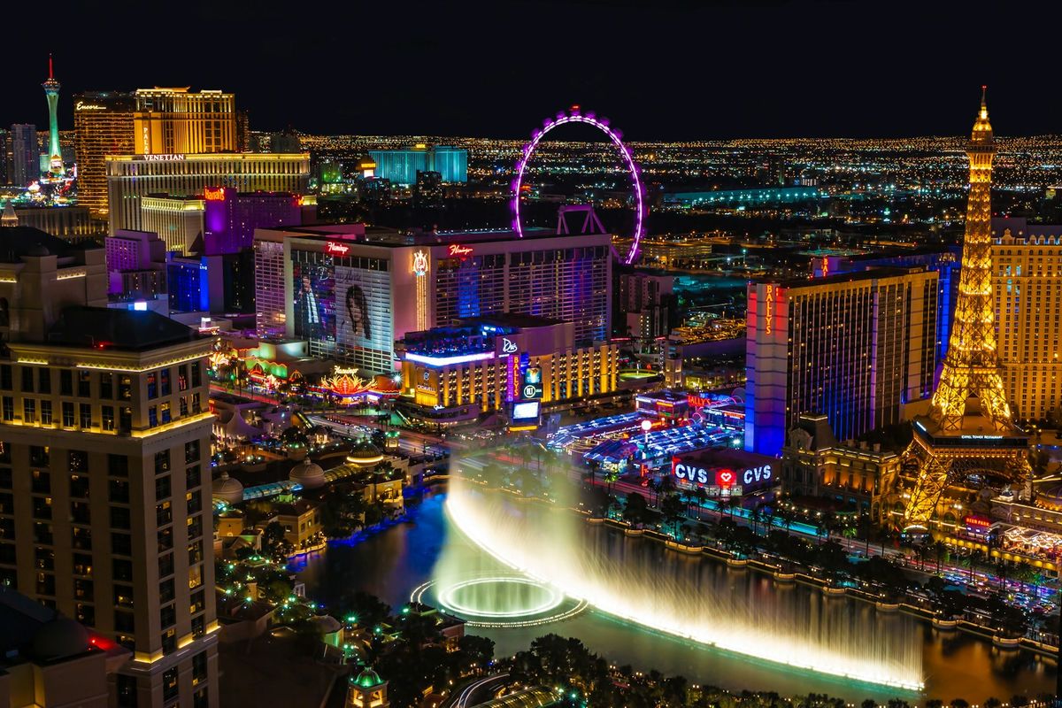 Las Vegas Strip med neonlys om natten