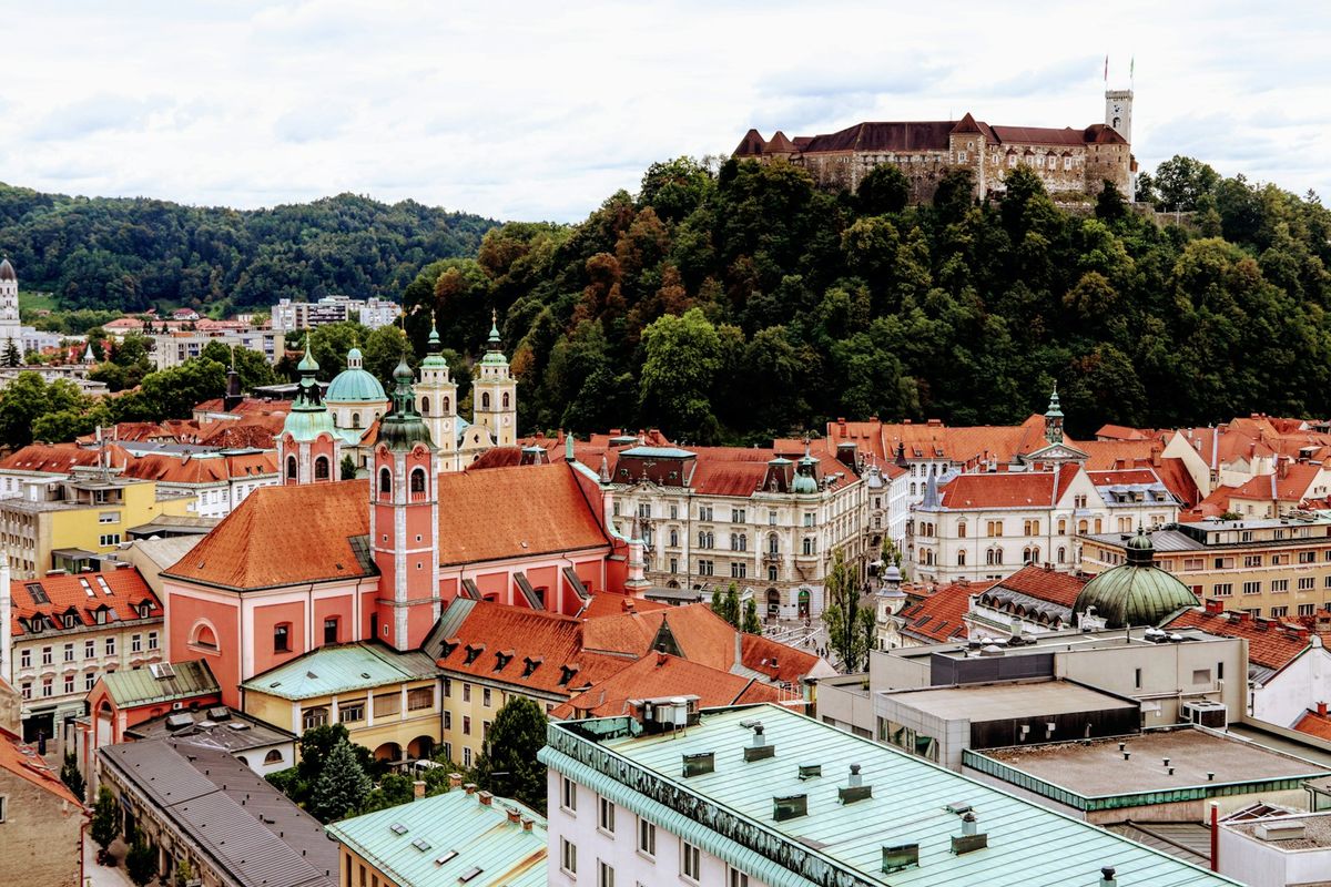 Ljubljana gamleby langs elven Ljubljanica