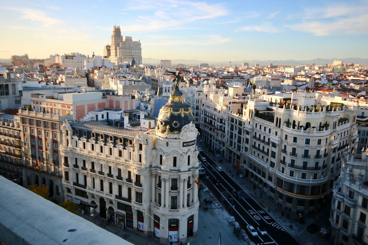 Gran Via i Madrid med byens arkitektur