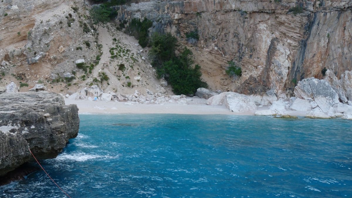 Tyrkis kyst og klipper pa Mallorca