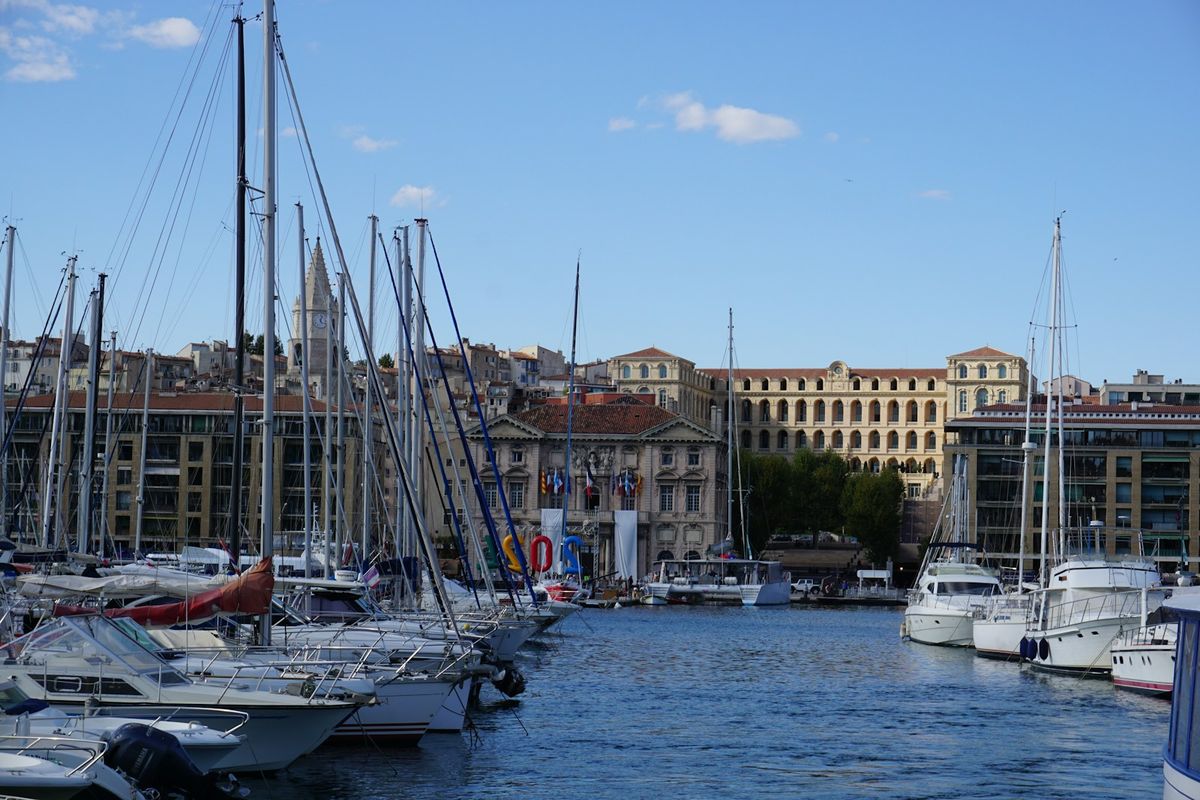 Seilbåter i Marseilles gamle havn med byen rundt