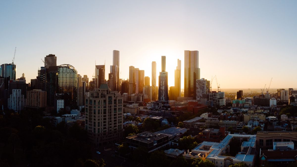 Melbournes skyline i gyllent lys