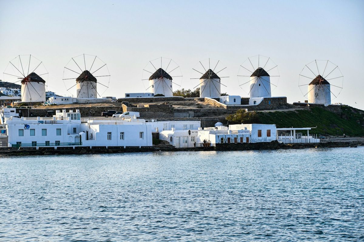 Vindmøllene i Mykonos på en åskam ved havet