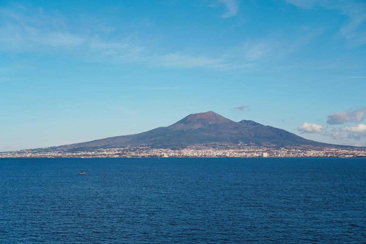 Vesuv-vulkanen over det bla havet ved Napoli
