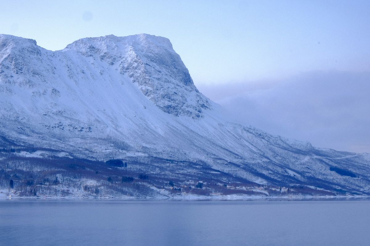 Snokledde fjell ved fjorden i Narvik