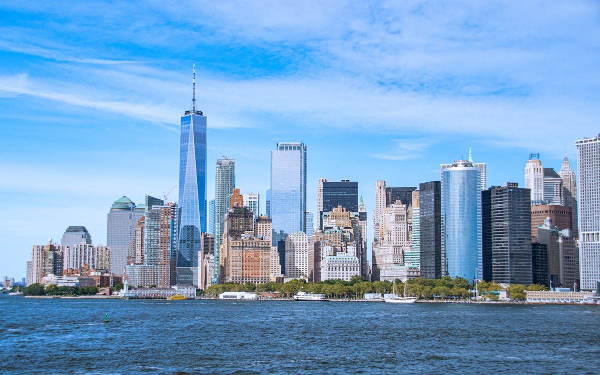 Manhattans skyline i New York over vannet