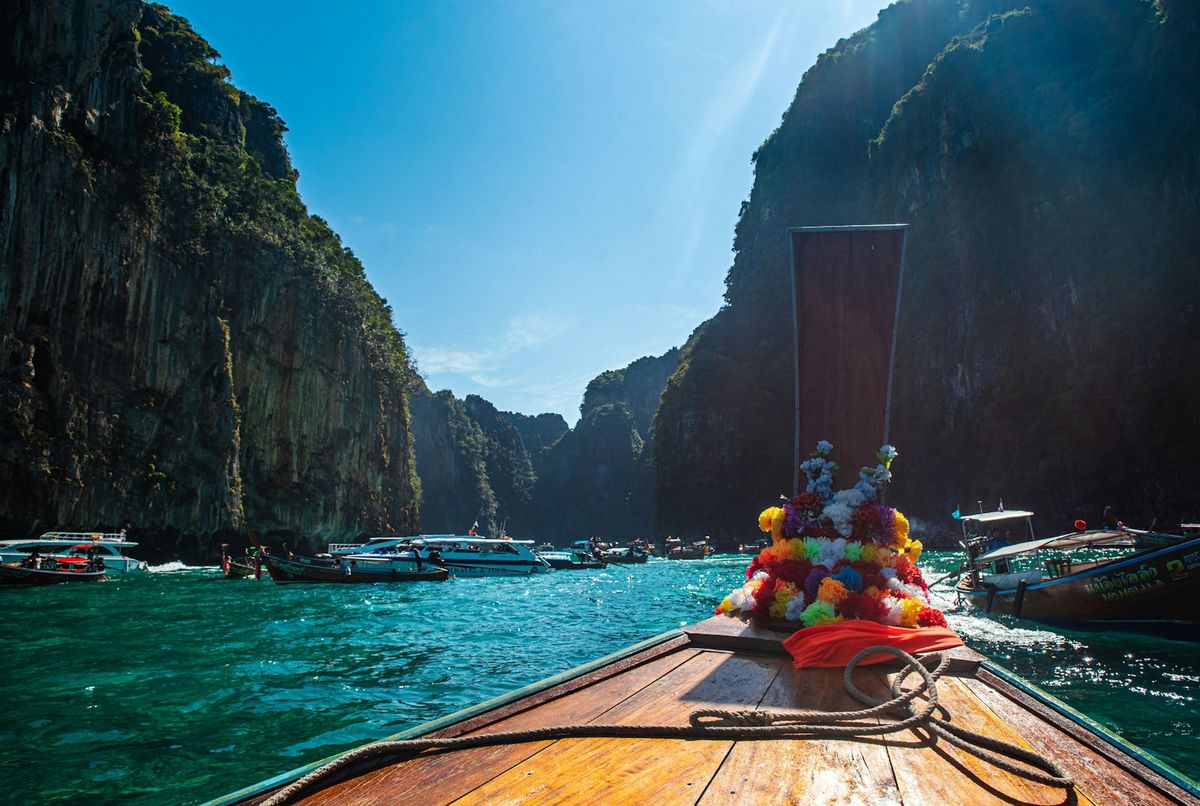 Longtailbåt ved turkist vann i Phuket, Thailand