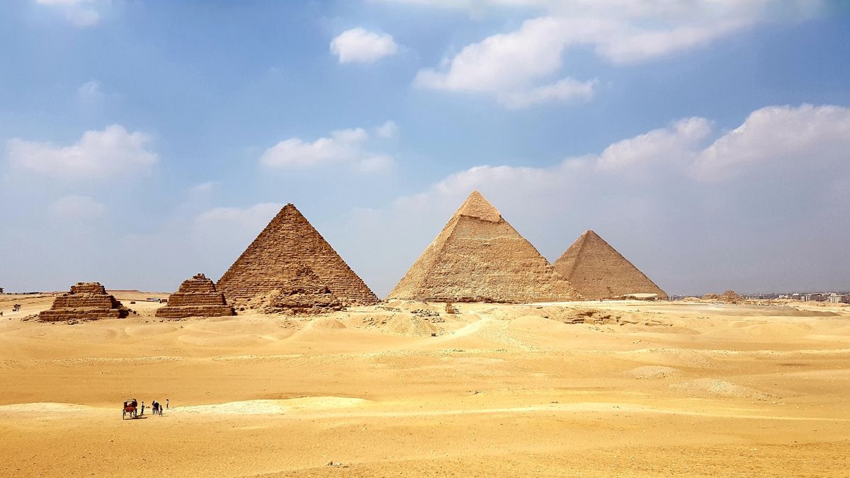 Pyramidene i Giza i Egypt under blå himmel