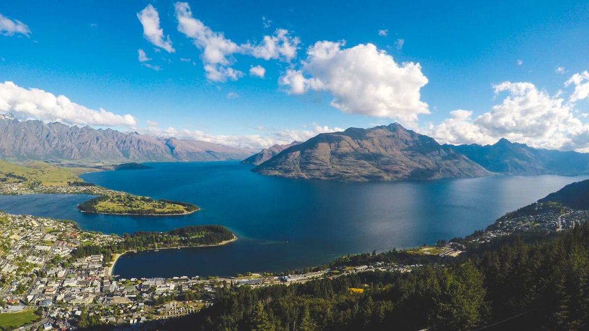 Queenstown ved innsjøen med fjell