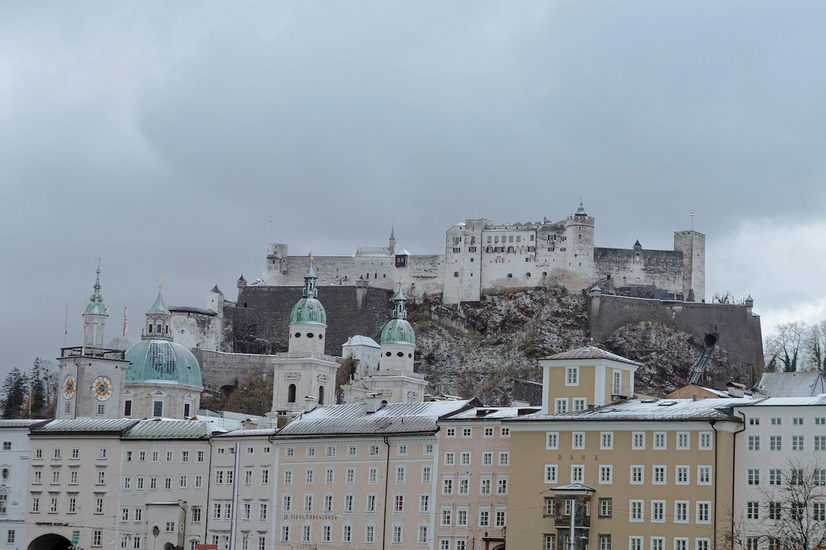 Salzburgs gamleby med festningen Hohensalzburg