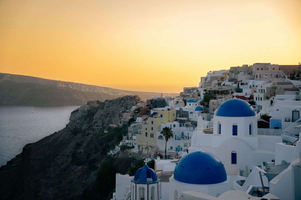 Hvite hus med bla kupler i Oia pa Santorini