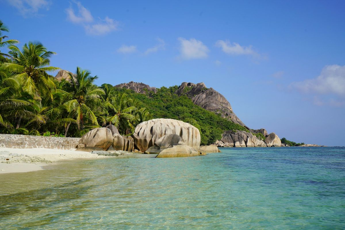 Granittblokker og strand på Seychellene