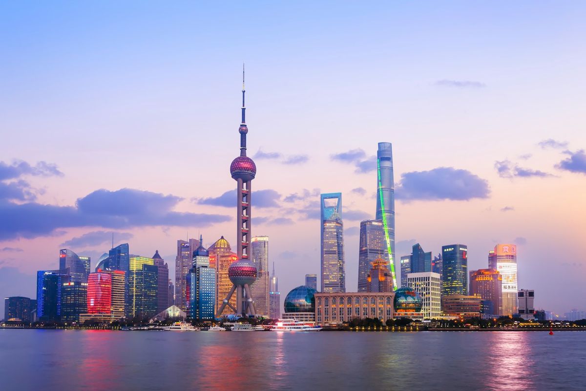 Shanghais Pudong-skyline med Oriental Pearl-tårnet over Huangpu-elven