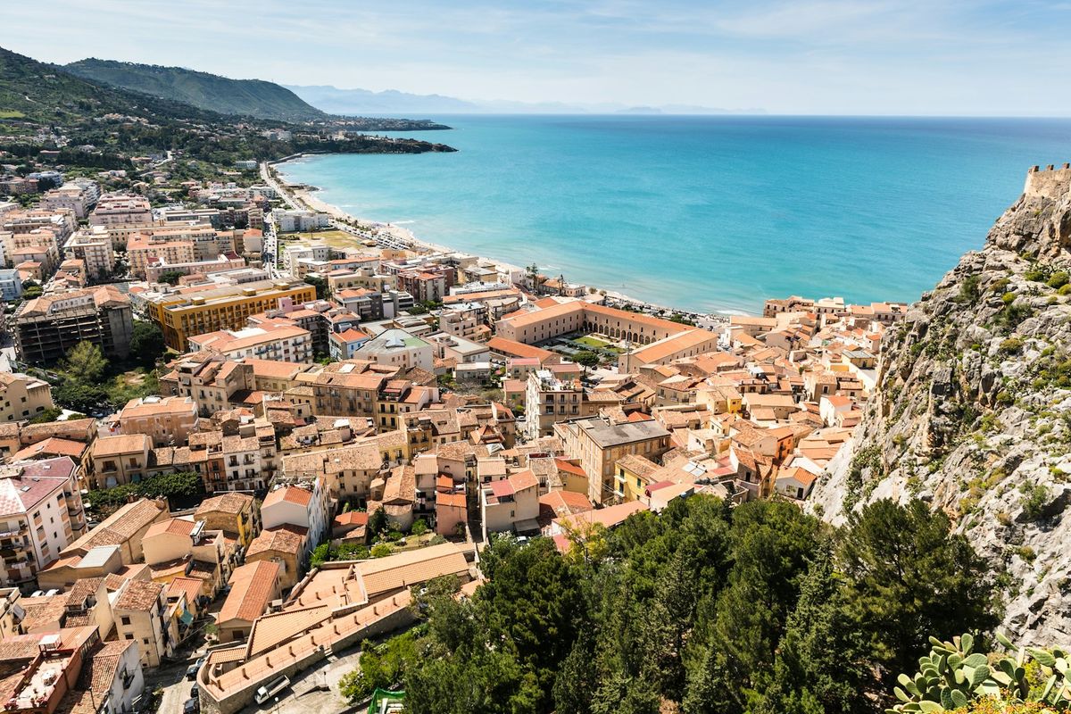 Taormina pa Sicilia med utsikt over kysten