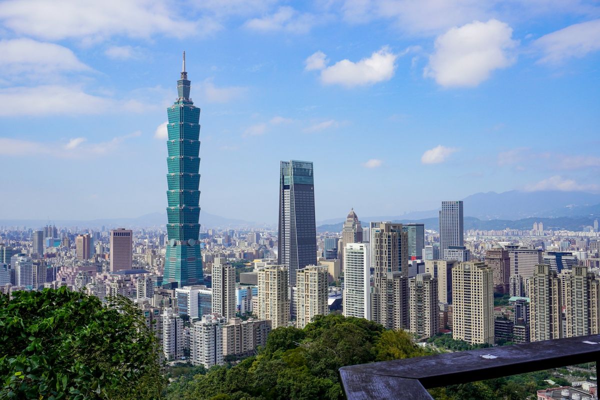 Taipei 101 og skyline under blå himmel